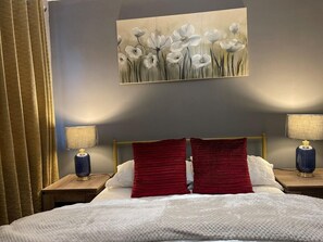 Room - House Sleeps 6 with Garden and Parking (West Yorkshire)