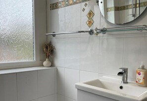 Bathroom - House Sleeps 6 with Garden and Parking (West Yorkshire)