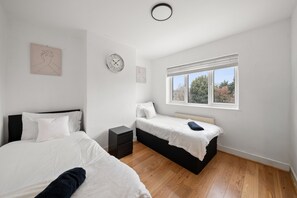 Room - House Sleeps 10 with Enclosed Garden (Reading)