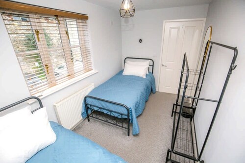 House Sleeps 4 with Parking and Garden