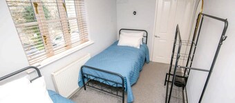 House Sleeps 4 with Parking and Garden