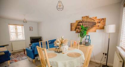 House Sleeps 4 with Parking and Garden