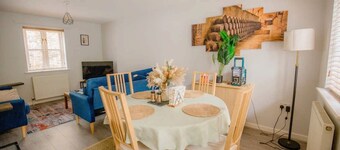 House Sleeps 4 with Parking and Garden