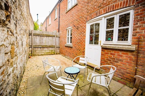 House Sleeps 4 with Parking and Garden