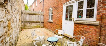 House Sleeps 4 with Parking and Garden