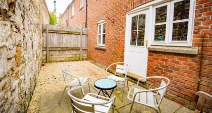 House Sleeps 4 with Parking and Garden