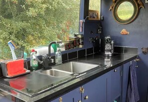 Fridge, oven, stovetop, coffee/tea maker