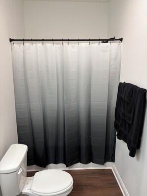 Serviettes fournies, papier de toilette