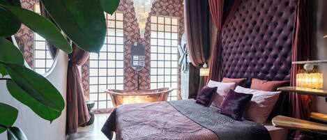 Apartment | Desk, laptop workspace, blackout drapes, WiFi (free)