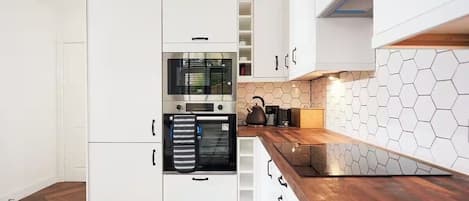 Refrigerador, microondas, horno y parrilla de estufa