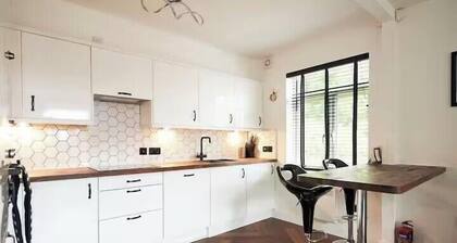 Near Old Trafford - Parking - WiFi - Sleeps 5
