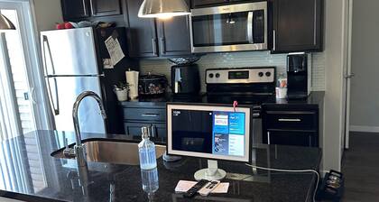 Cozy 2-bedroom apartment with AC in serene Lyndhurst