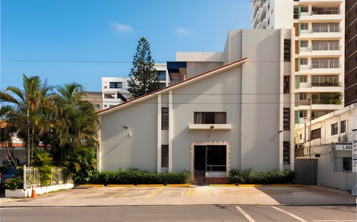 Roy Arias Suites