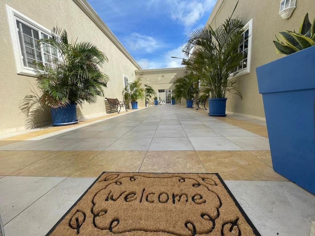 Puerta del Sol #6-Studio near airport shared pool sleeps 4 (1108)
