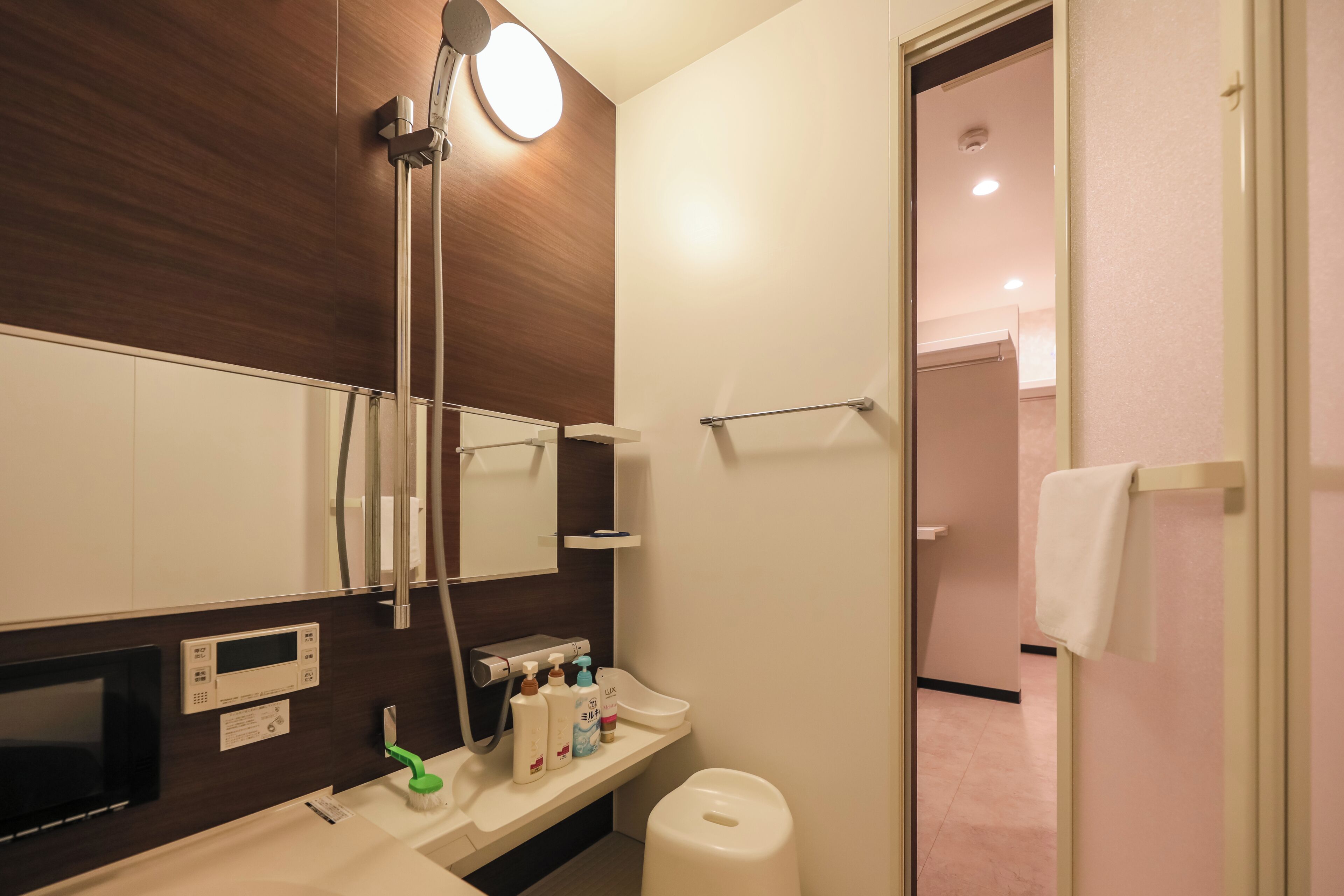 Jetted tub, hair dryer, bidet, towels