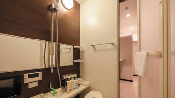 Jetted tub, hair dryer, bidet, towels