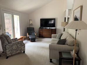 Living area - Pike Lake Lodge
Provides a cottage experience with all the conveniences of home. (Perth)