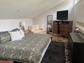 Room - Pike Lake Lodge
Provides a cottage experience with all the conveniences of home. (Perth)