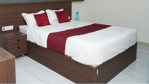 Un dormitorio con cama, mesita de noche y aire acondicionado de pared.