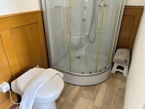 Douche, baignoire à jets, sèche-cheveux, serviettes fournies