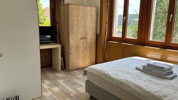 3 bedrooms, iron/ironing board, WiFi, bed sheets