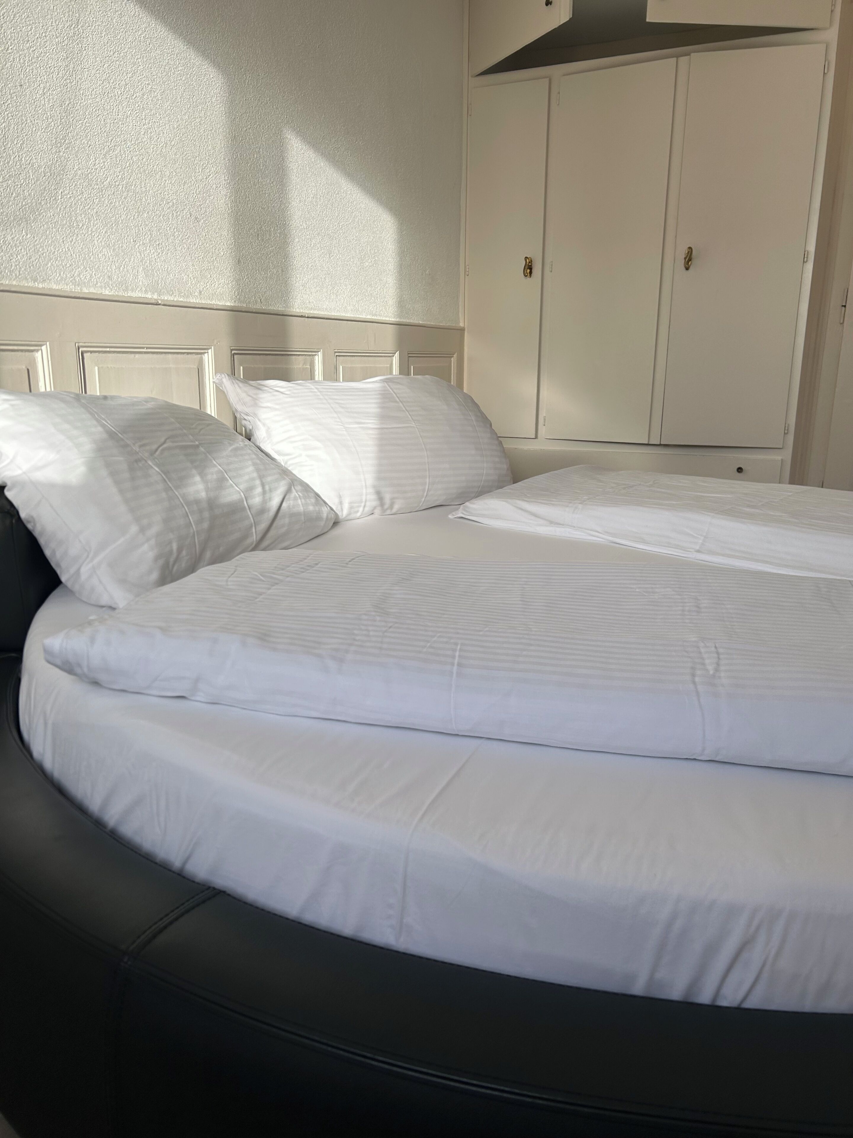 3 chambres, fer et planche à repasser, Wi-Fi, draps fournis