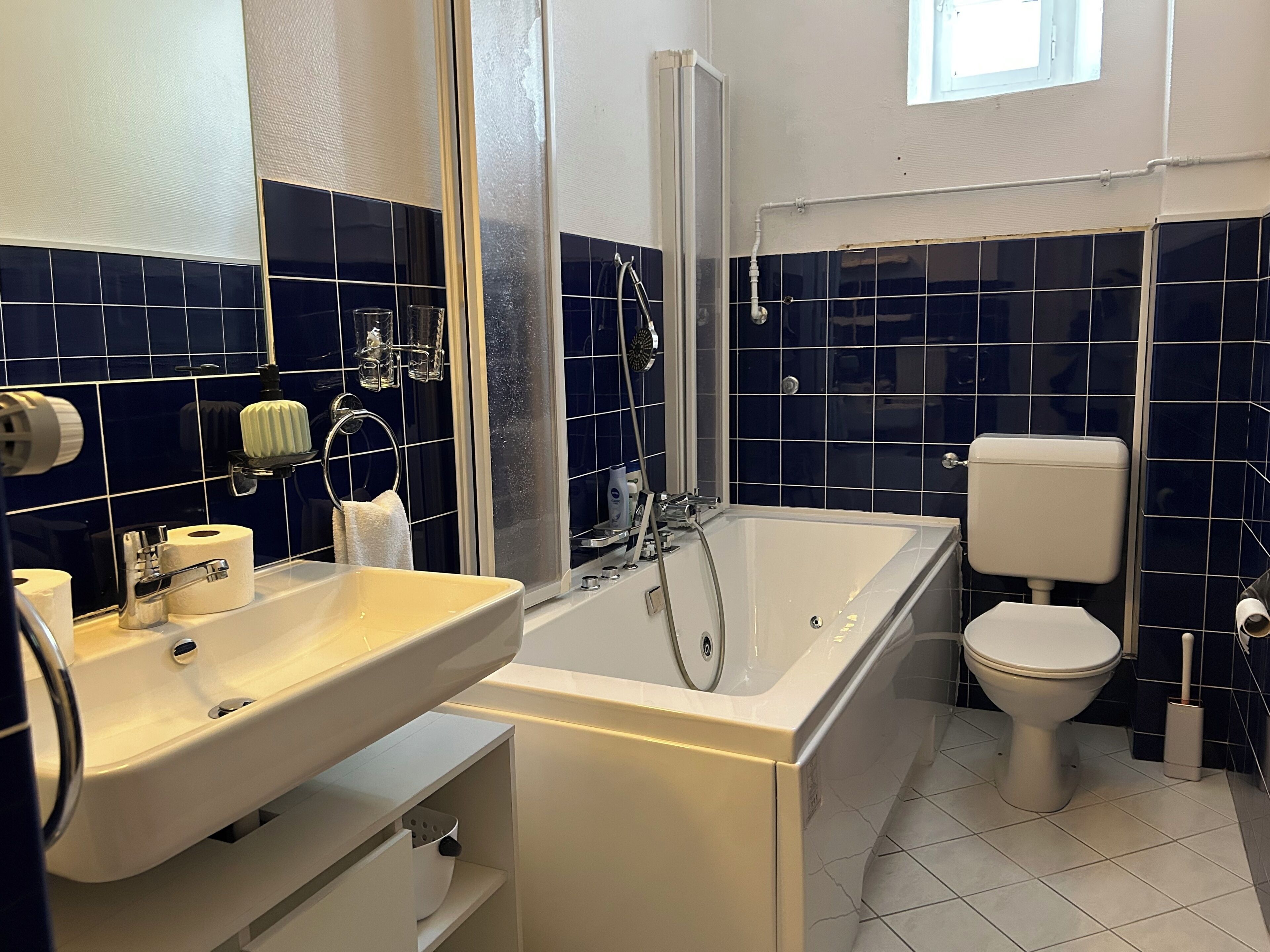 Shower, jetted bath, hair dryer, towels