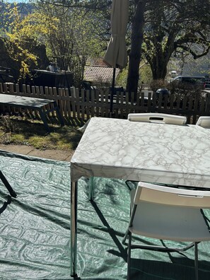 Outdoor dining - Vrbo Property (Tramelan)