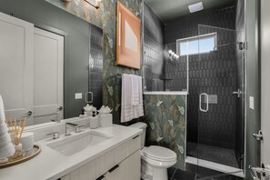 Shower, hair dryer, towels - 🎶 Close to Broadway | Private Hot Tub | Private Sauna | 4 Bedrooms with En Suites (Nashville)