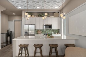Fridge, microwave, oven, stovetop - 🎶 Close to Broadway | Private Hot Tub | Private Sauna | 4 Bedrooms with En Suites (Nashville)