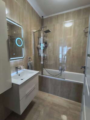 Whirlpool, Handtücher, Seife, Toilettenpapier