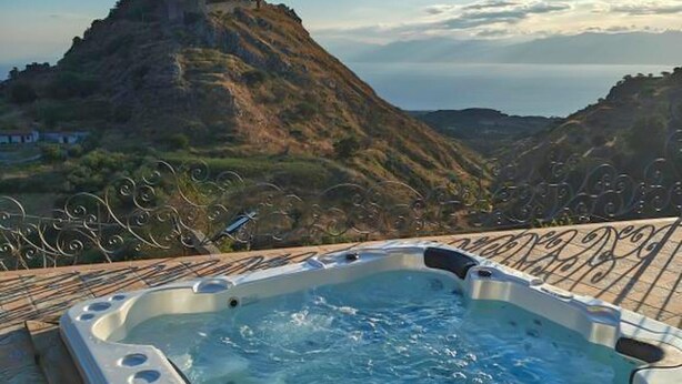 Un bain à remous avec vue sur un paysage montagneux.