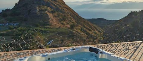 Outdoor spa tub