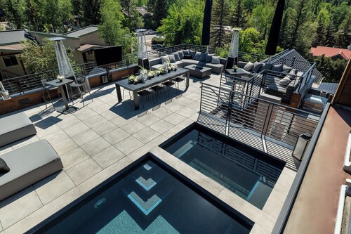 Aspen St Lodge by Rove 10br With Outdoor Amenities