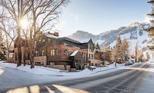 Aspen St Lodge by Rove 10br With Outdoor Amenities