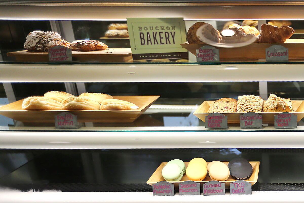 Een bakkerij vitrine met verschillende gebakjes.