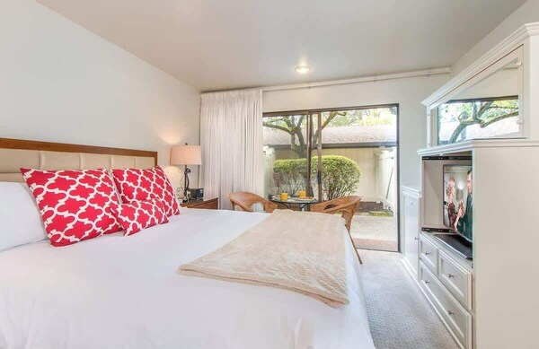 Romantic Napa Escape Prime Location King Bed, Private Patio & Pool - Sonoma, CA