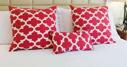 Romantic Napa Escape Prime Location King Bed, Private Patio & Pool