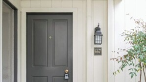 A dark gray front door with a doormat and a mailbox with the number 667. - Romantic Napa Escape Prime Location King Bed, Private Patio & Pool (Napa)