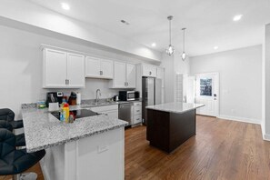 Villa (2 Bedrooms) | Interior - Unit #C 527 N 1st St (Clarksville)