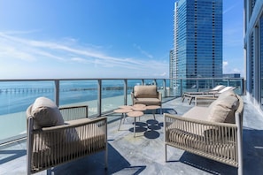 Interior - Villa Infinity by Rove Travel Pent W/seaview (Miami)