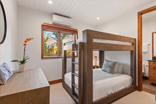 Snowline Lodge 4BR Home With Hot Tub, Pool & BBQ