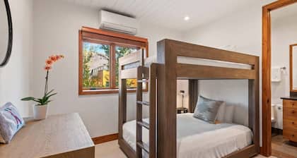 Snowline Lodge 4BR Home With Hot Tub, Pool & BBQ