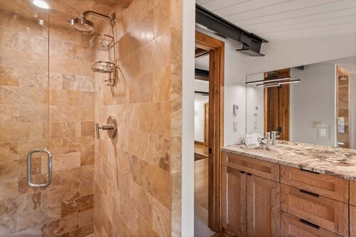 Snowline Lodge 4BR Home With Hot Tub, Pool & BBQ