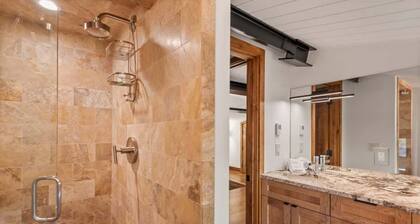 Snowline Lodge 4BR Home With Hot Tub, Pool & BBQ
