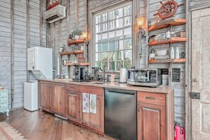 Interior - The Charleston Treehouse (Wadmalaw Island)