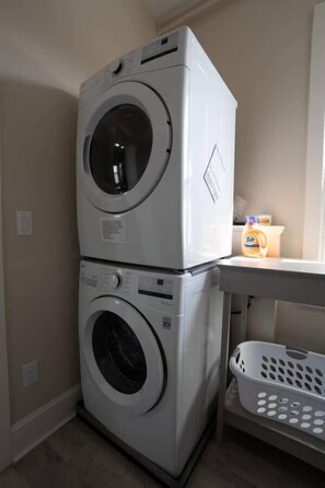 Apartment (6 Bedrooms) | Interior - Downtown Urban Retreat 6 Beds Perfect for Groups (Roanoke)