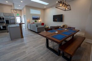 Apartment (6 Bedrooms) | Interior - Downtown Urban Retreat 6 Beds Perfect for Groups (Roanoke)