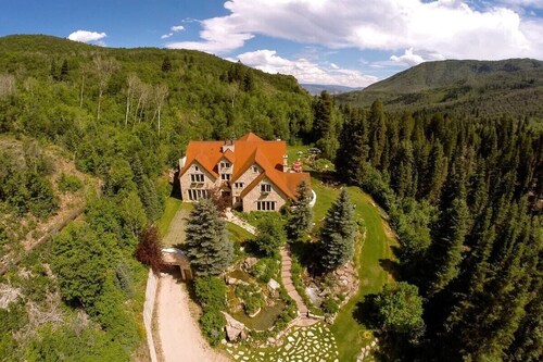 Luxurious Mountain Retreat With Pool
