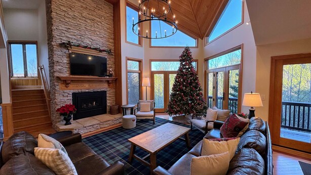 A spacious living room with a fireplace, a large Christmas tree, and a cozy seating area. - CR1 Bretton Woods (Bretton Woods)